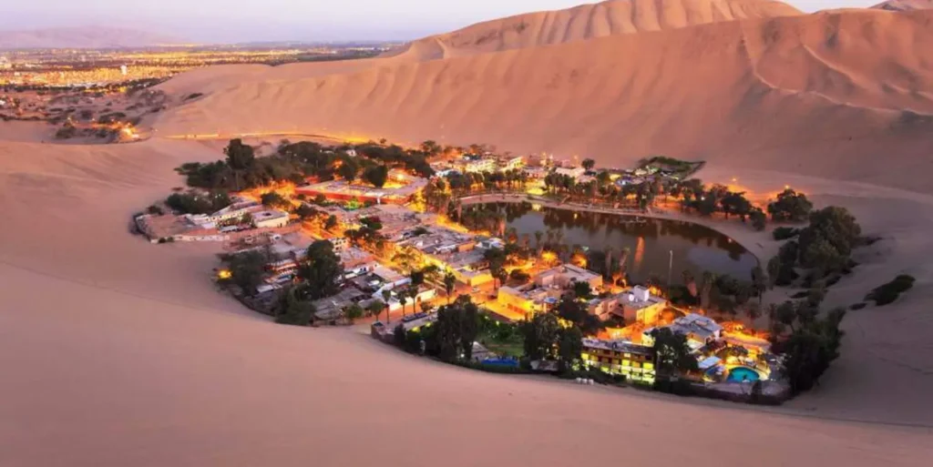 Oasis de Huacachina rodeado de dunas de arena en Ica, Perú