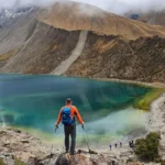 Laguna Humantay de aguas turquesas rodeada de glaciares en Cusco Peru