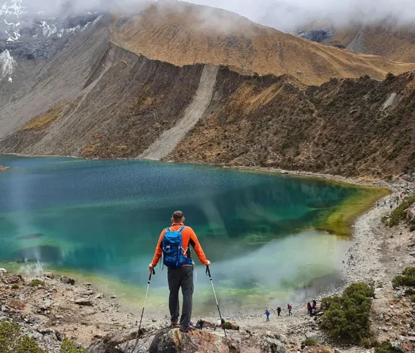 Laguna Humantay de aguas turquesas rodeada de glaciares en Cusco Peru