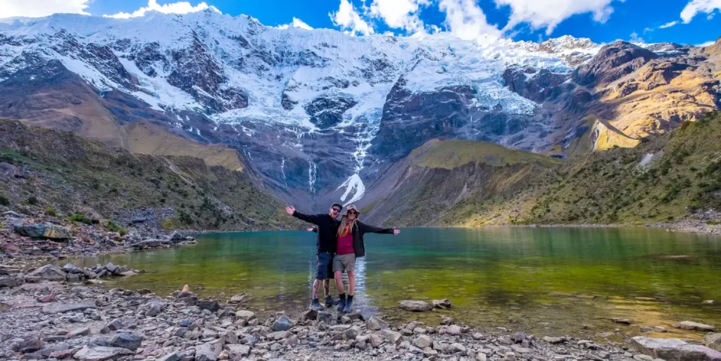 Laguna Humantay de aguas azul turquesa rodeada de glaciares en Cusco a 4200 msnm