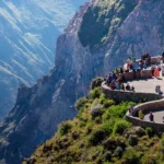 Cañón del Colca con cóndor en vuelo sobre las paredes rocosas en Arequipa Peru