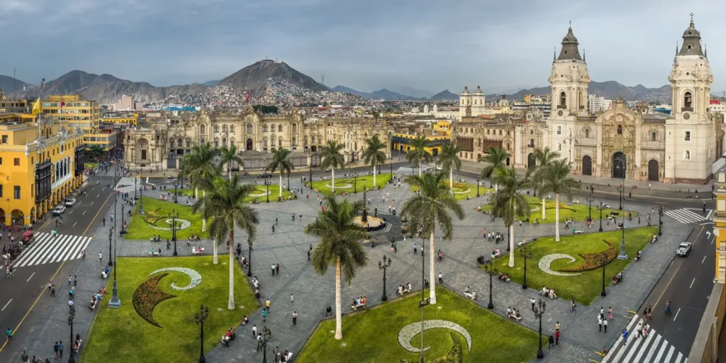 Descubre la Belleza de la Plaza de Armas de Lima en el Centro Histórico