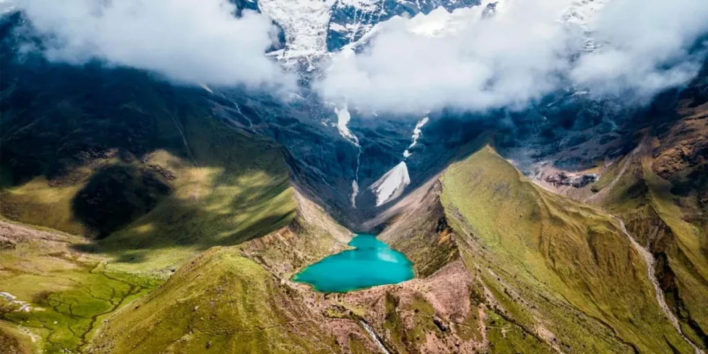 Laguna de Humantay de aguas turquesas con glaciares al fondo a 4200 msnm en Cusco Peru