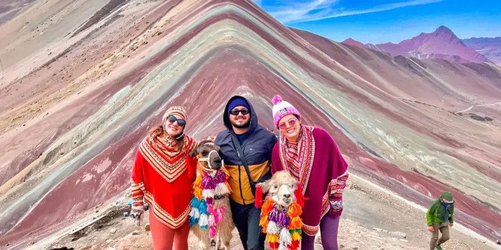 Montaña de 7 Colores o Vinicunca con sus capas geológicas de colores en los Andes peruanos