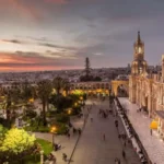 Atardeceres Espectaculares con Vista al Misti desde la Plaza de Arequipa