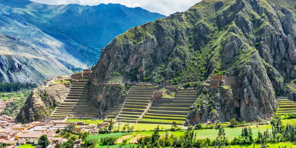 Valle Sagrado de los Incas con complejo arqueológico de Pisac y terrazas andinas, Cusco Perú
