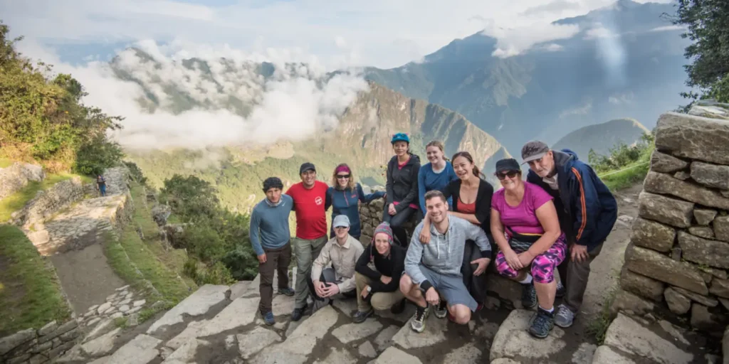 La Puerta del Sol con la ciudadela de Machu Picchu al fondo