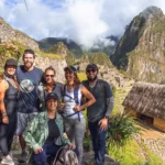 Casa de piedra tradicional con techo de paja en la ciudadela de Machu Picchu