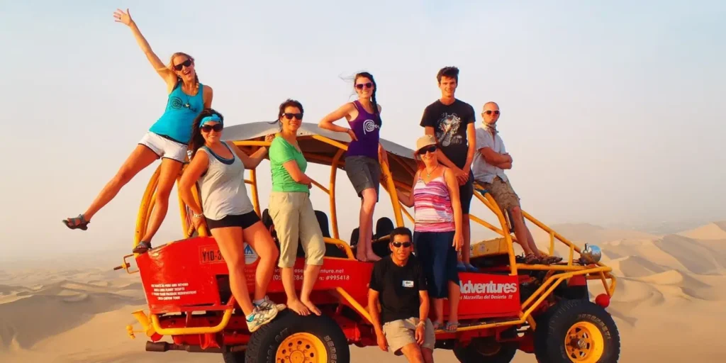 Excursión en carros areneros en las dunas de Ica durante el atardecer