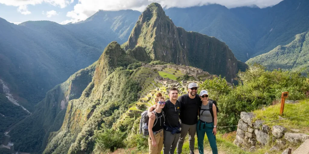 El mirador clásico de la ciudadela de Machu Picchu con la montaña Huayna Picchu al fondo
