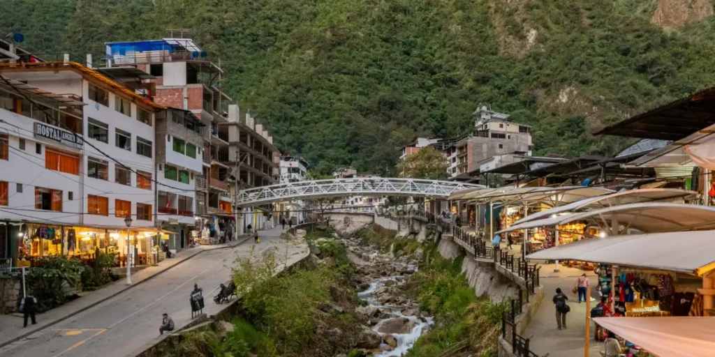 Aguas Calientes el Pintoresco Pueblo al Pie de Machu Picchu