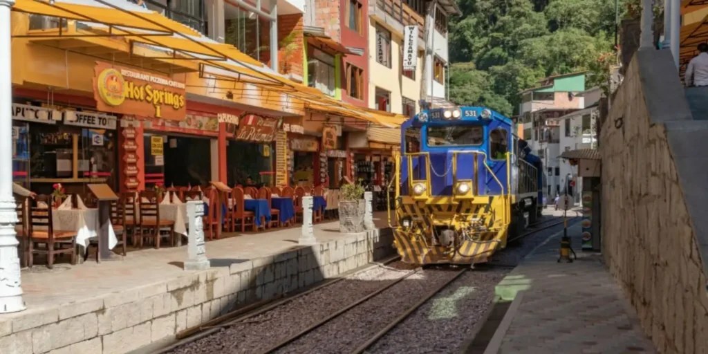 Llegada del Tren a la Estación de Aguas Calientes en Machu Picchu