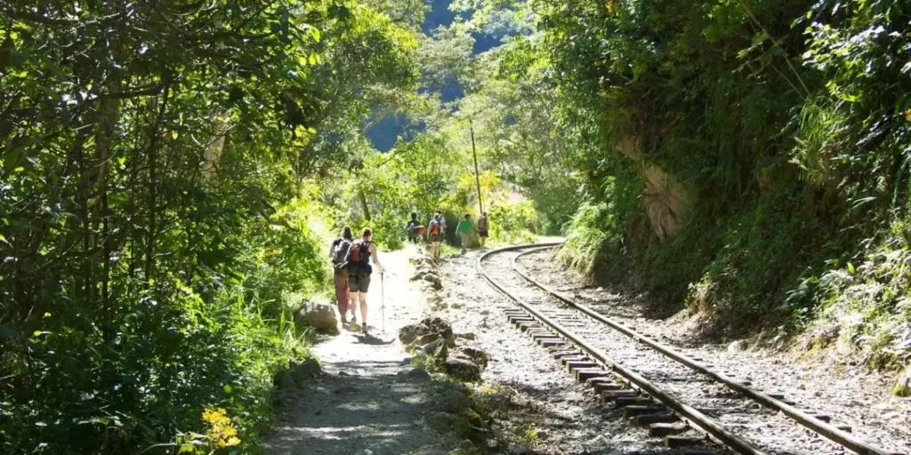 Trekking por la Vía Hidroeléctrica la Ruta Alternativa a Machu Picchu