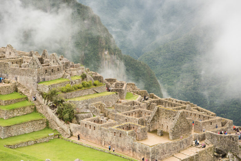 Descubre Machu Picchu en 2 Días desde Cusco — Sin Tren, Sin Complicaciones