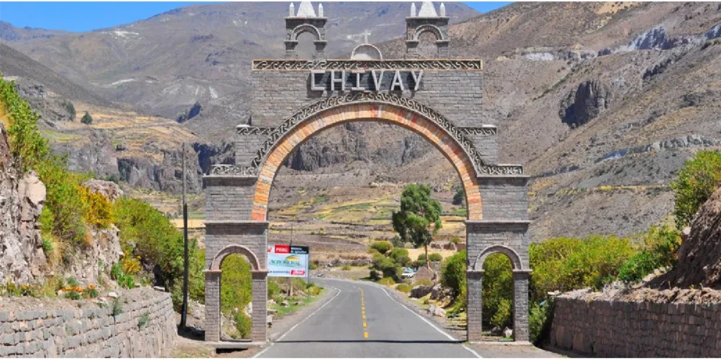 Entrada al pueblo de Chivay en el Cañón del Colca al atardecer en Arequipa Peru