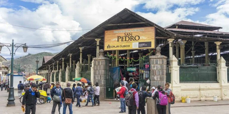 Mercado de San Pedro en Cusco: qué comer y qué comprar