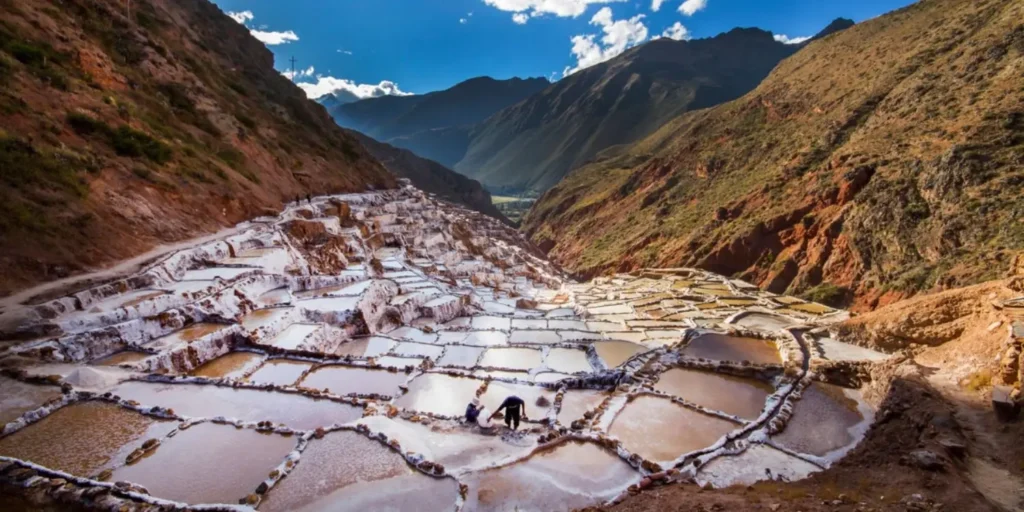 Salineras de Maras con más de 3000 pozas de sal natural en el Valle Sagrado de Cusco